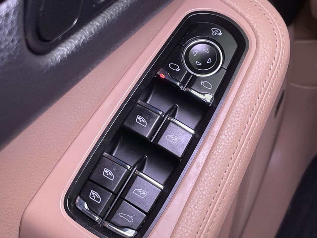 2024 Porsche Macan T photo 30