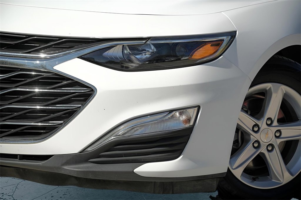 2022 Chevrolet Malibu LS photo 2