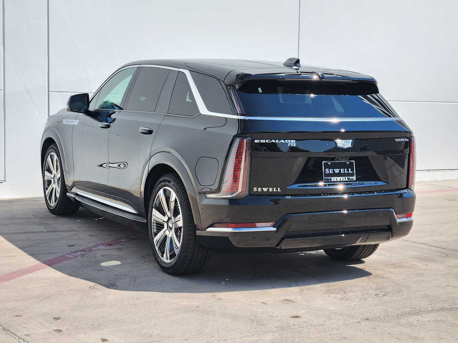 2025 Cadillac Escalade IQ Luxury photo 3