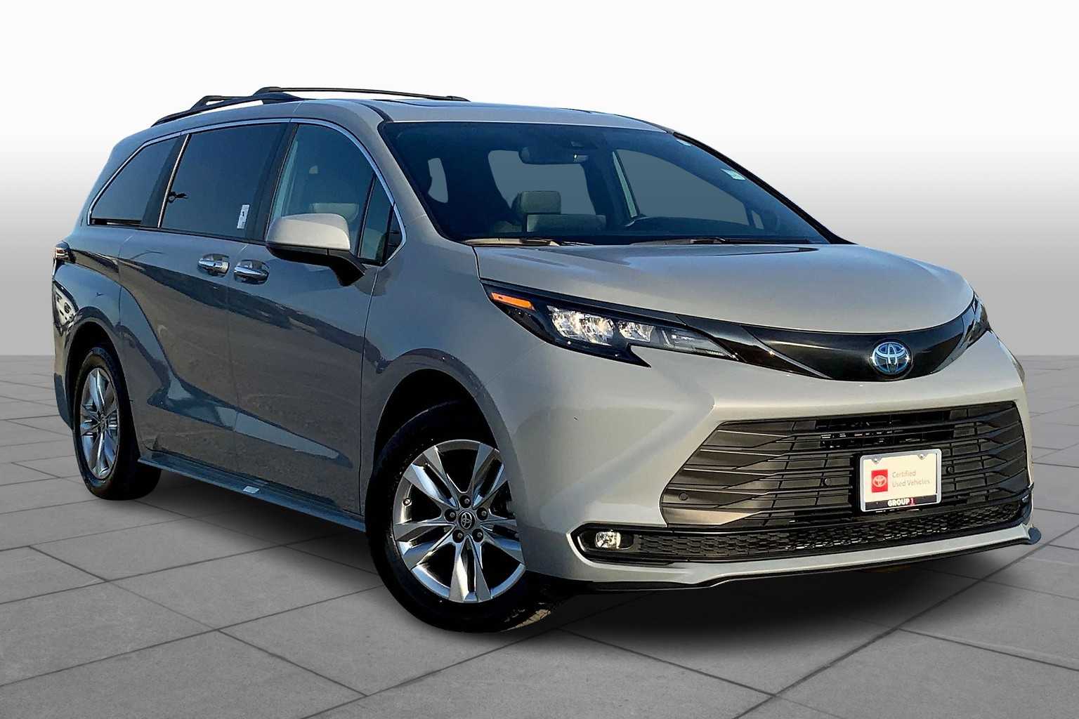 2023 Toyota Sienna Woodland Edition photo 2