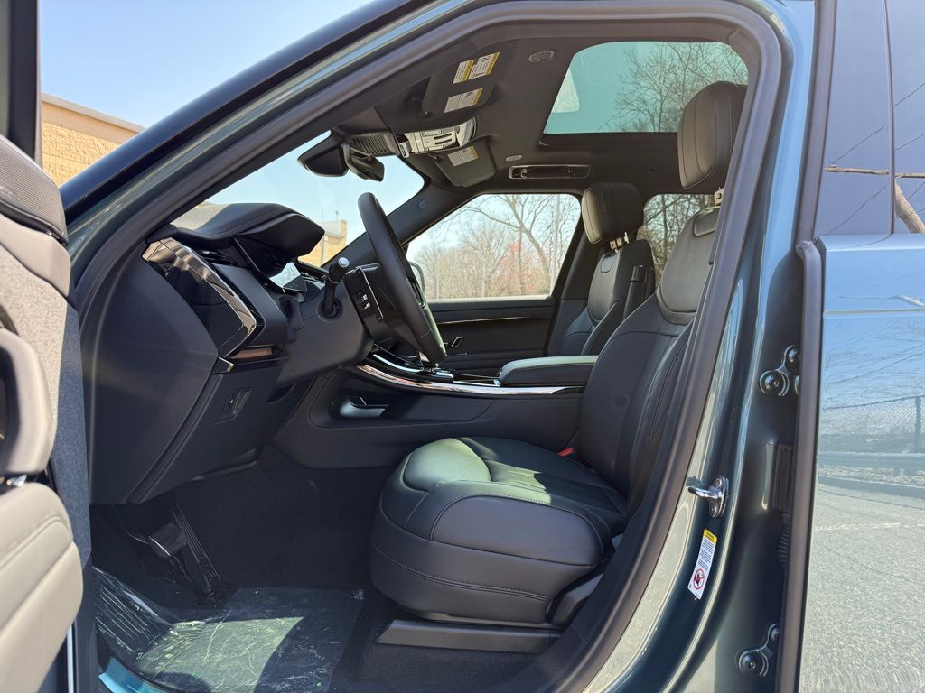 2025 Land Rover Range Rover Sport SE photo 11