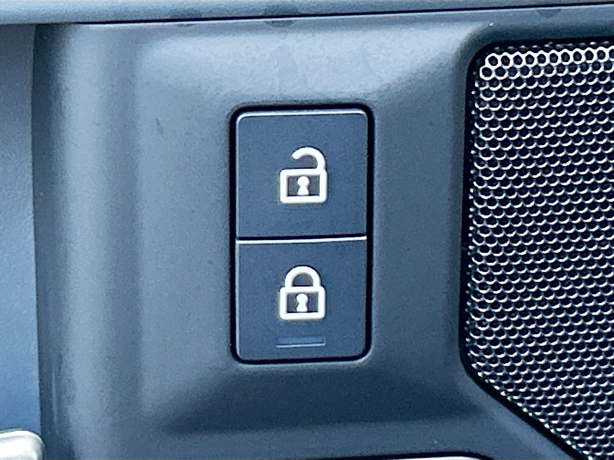 2025 Land Rover Defender 110 S photo 15