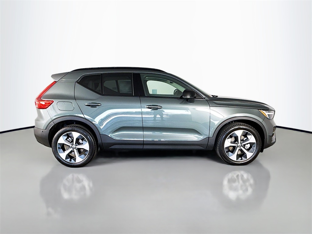2026 Volvo XC40 Plus photo 8