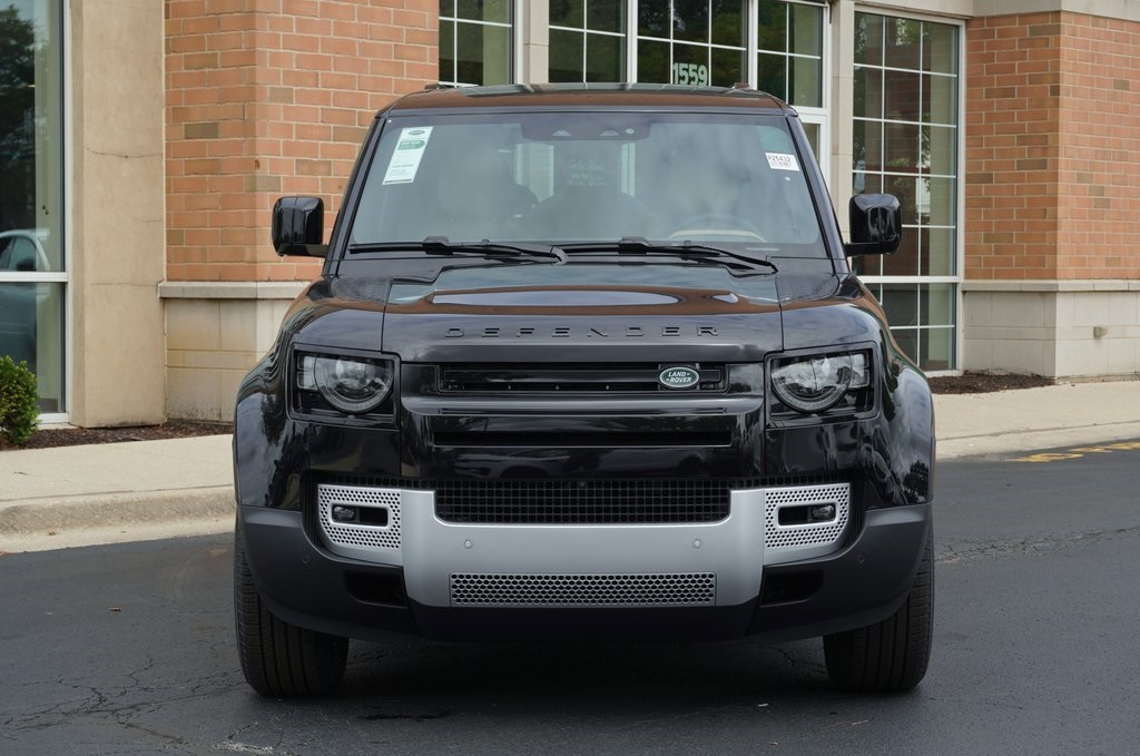 2025 Land Rover Defender 130 S photo 3