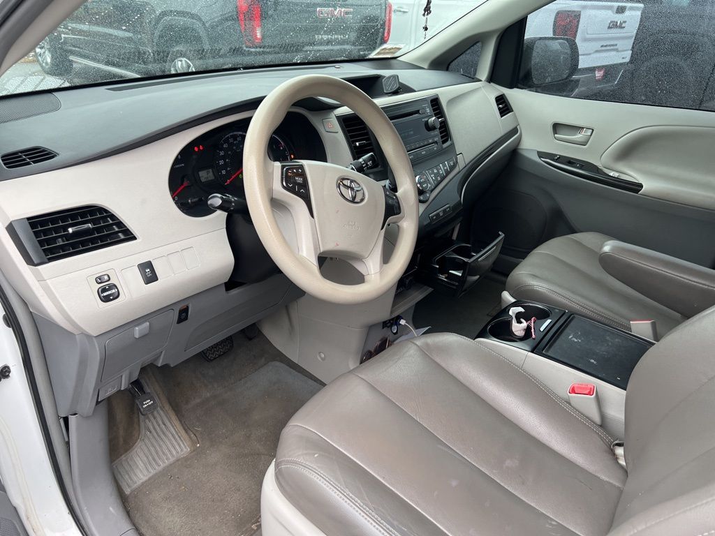 2014 Toyota Sienna LE photo 9