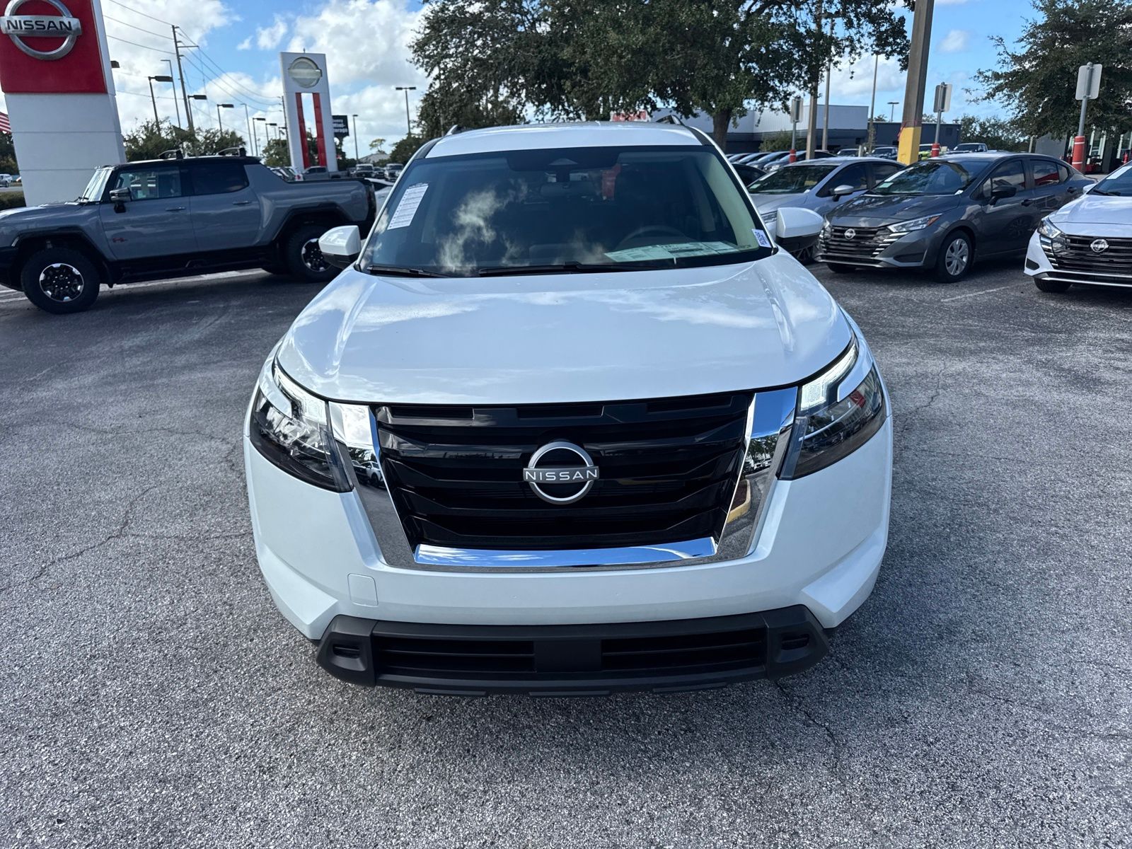 2025 Nissan Pathfinder SV photo 2