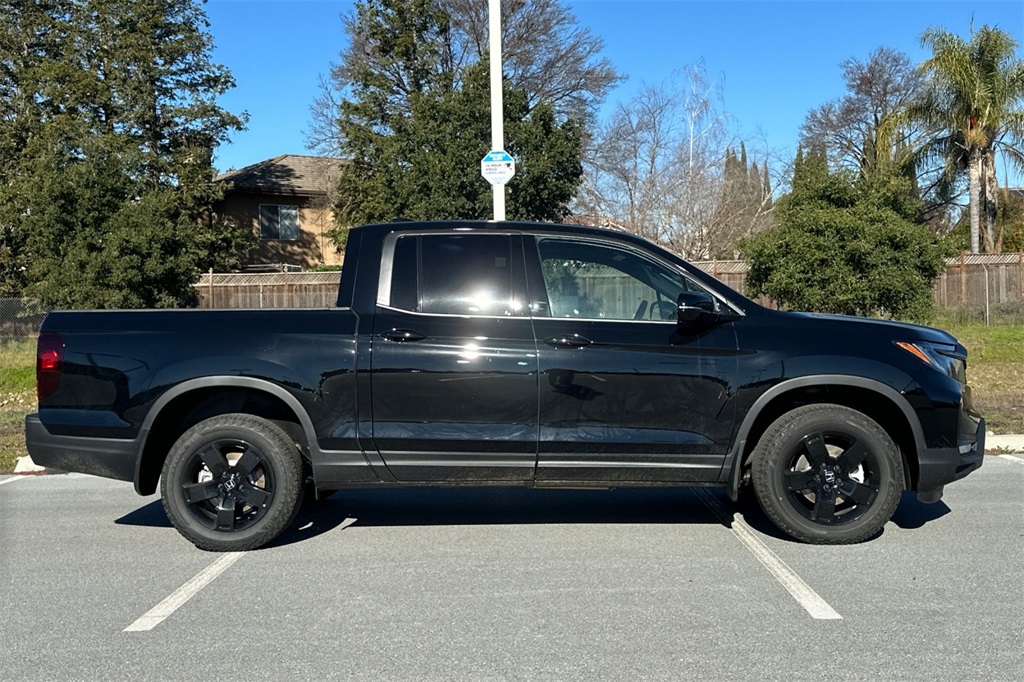 2025 Honda Ridgeline Black Edition photo 3