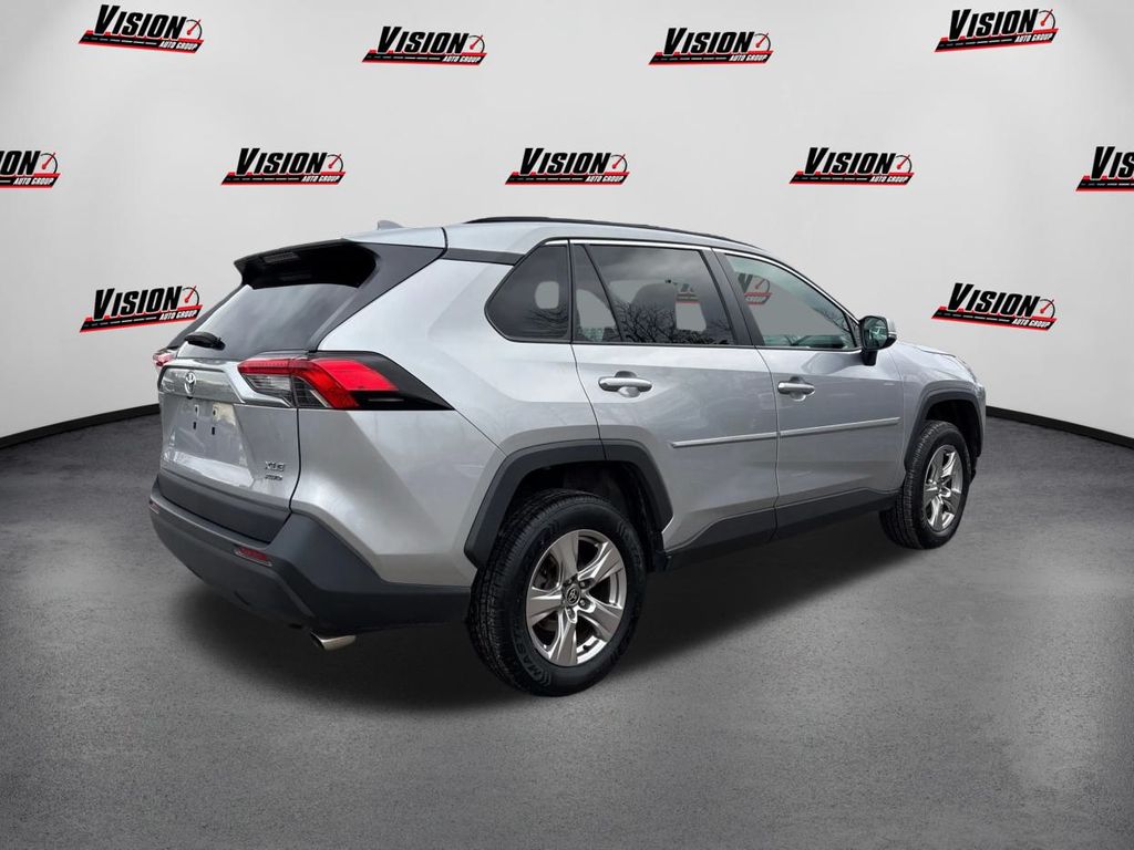 2022 Toyota RAV4 XLE photo 2