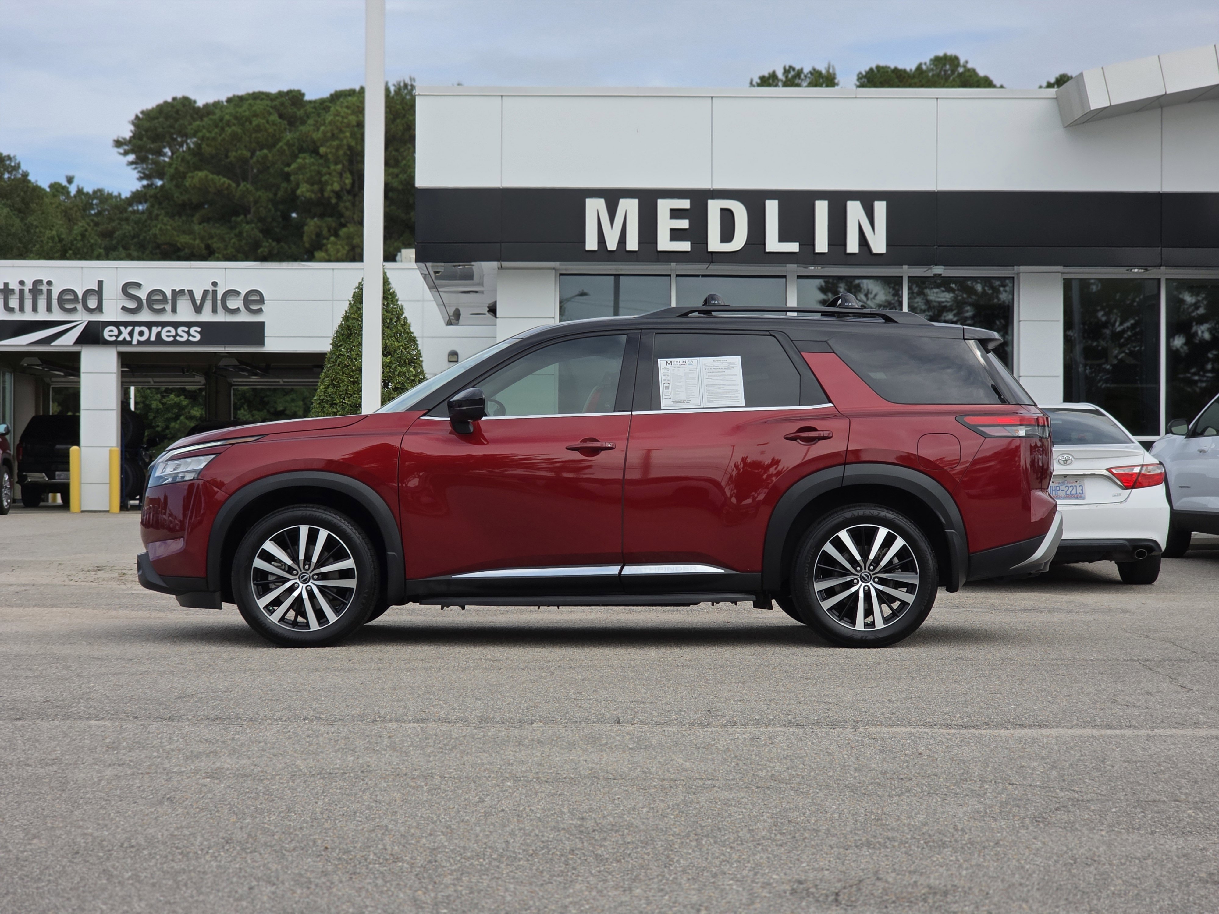 2023 Nissan Pathfinder Platinum photo 2