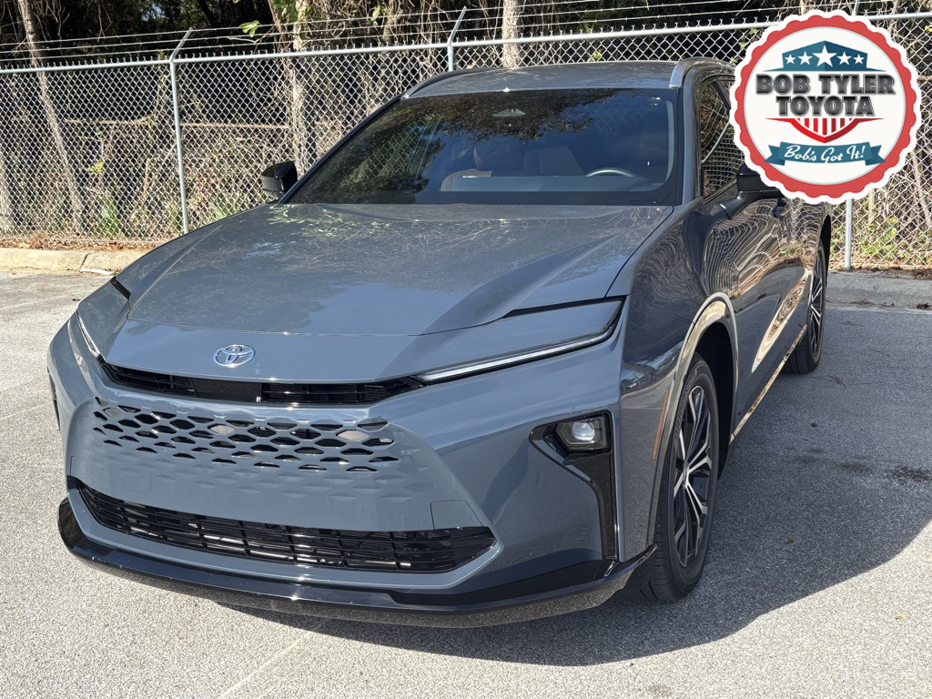 2025 Toyota Crown Signia XLE's photo