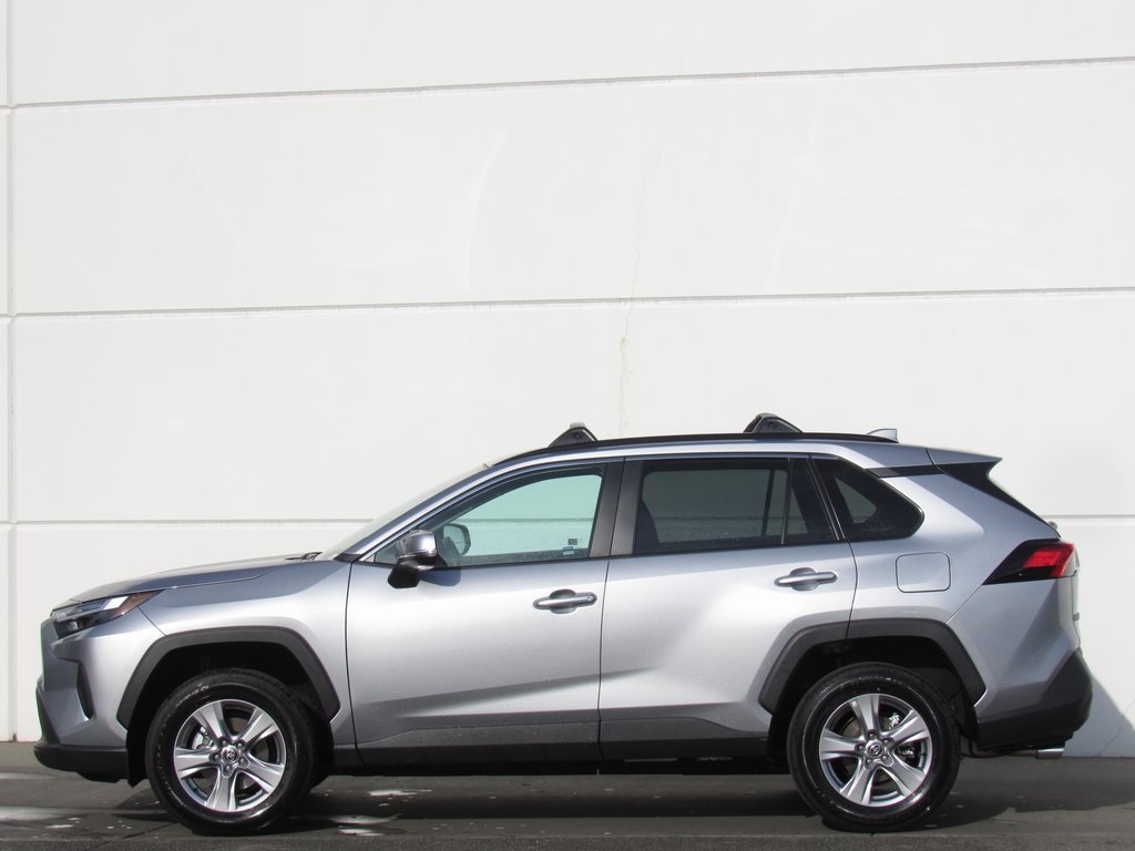 2025 Toyota RAV4 XLE photo 4
