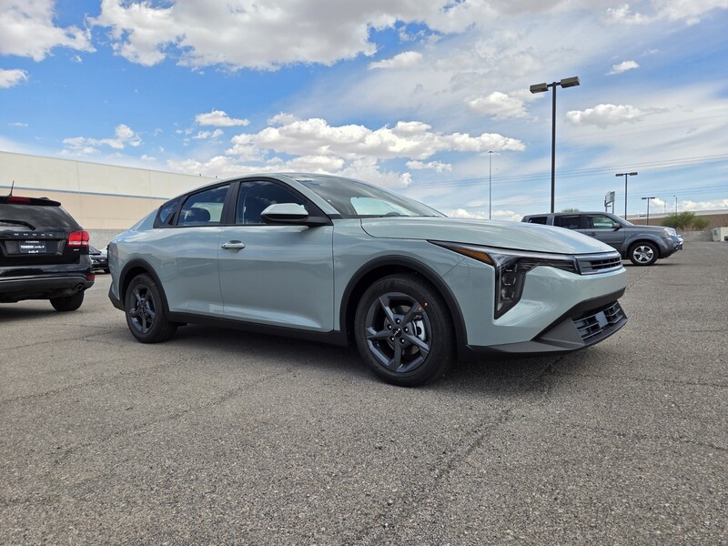 2025 Kia K4 LXS photo 2