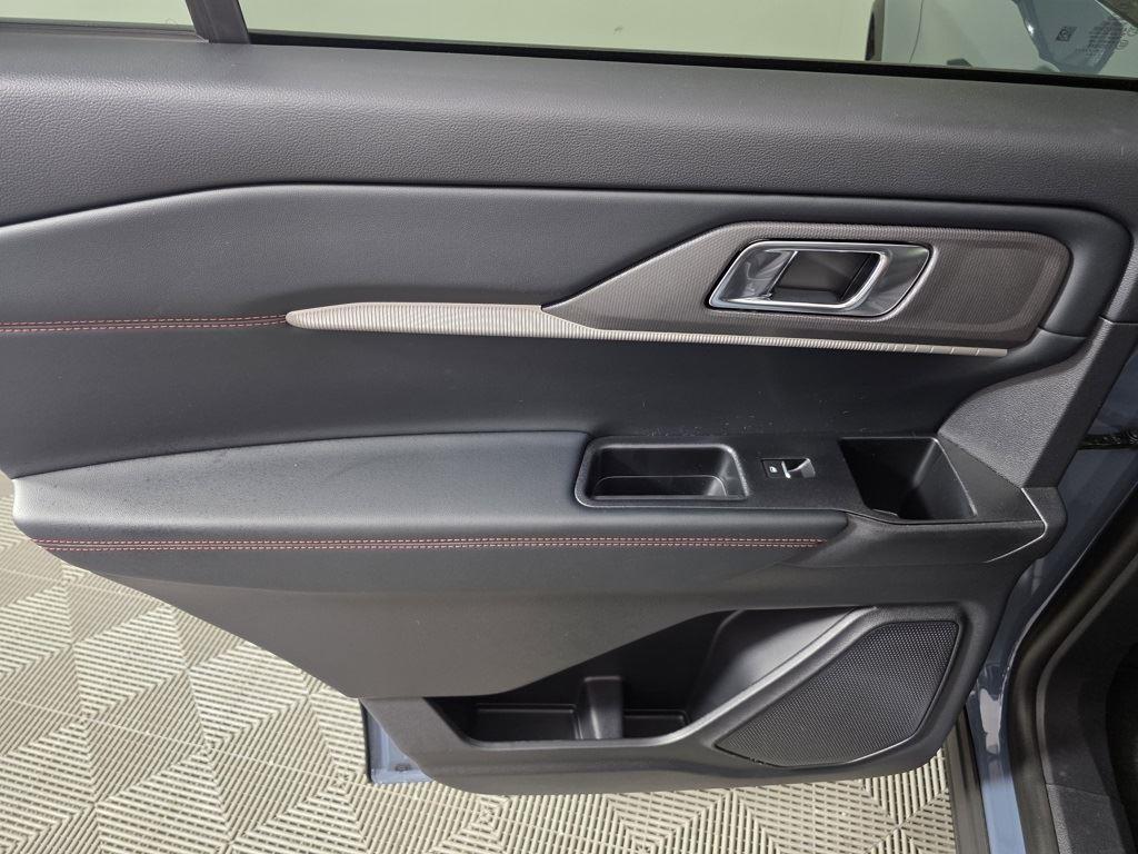2025 Ford Explorer ST-Line photo 17