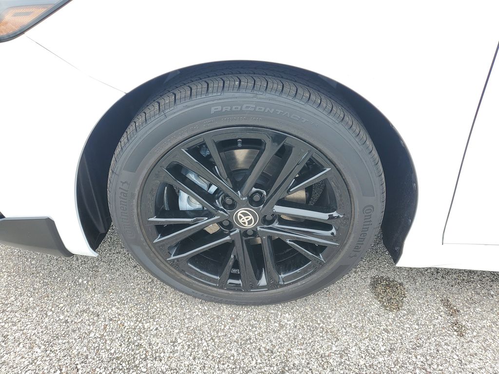 2025 Toyota Camry SE photo 9