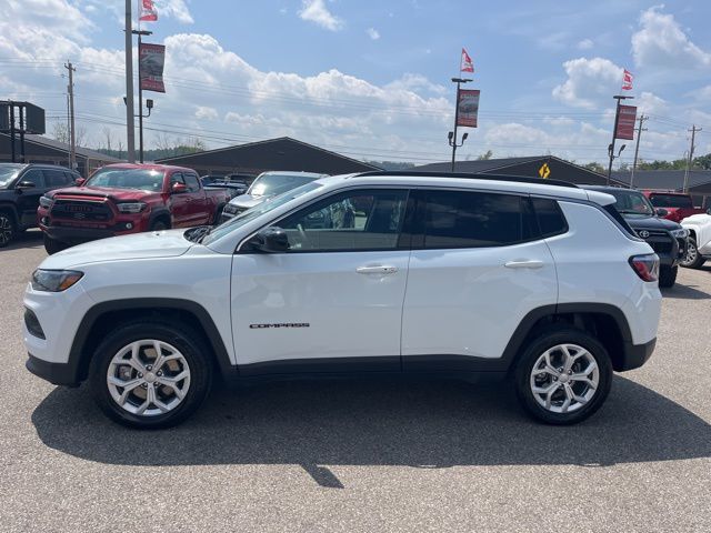 2024 Jeep Compass Latitude photo 3
