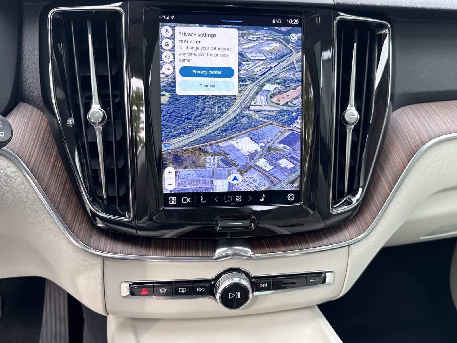 2022 Volvo XC60 Momentum photo 17