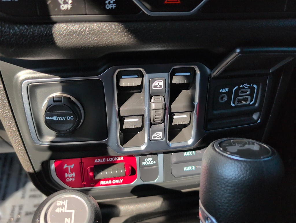 2025 Jeep Wrangler photo 13