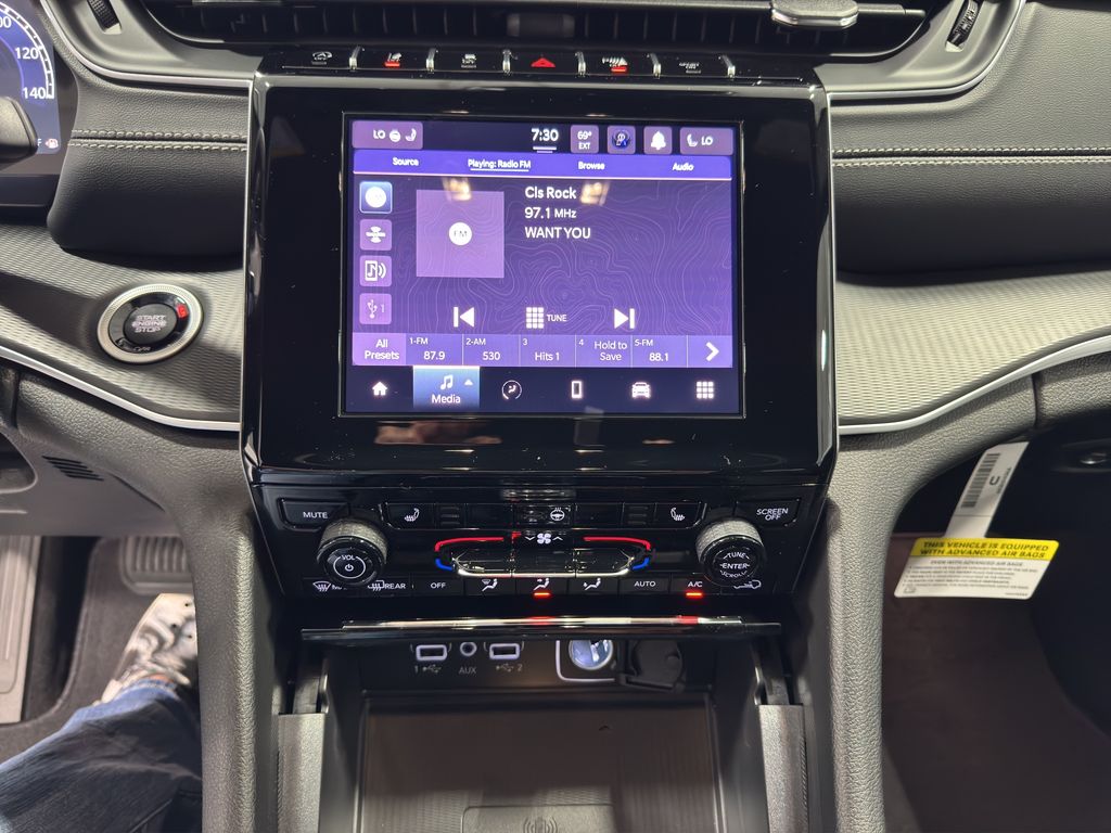 2025 Jeep Grand Cherokee Laredo Altitude photo 18