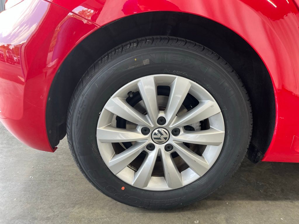 2018 Volkswagen Beetle S photo 24