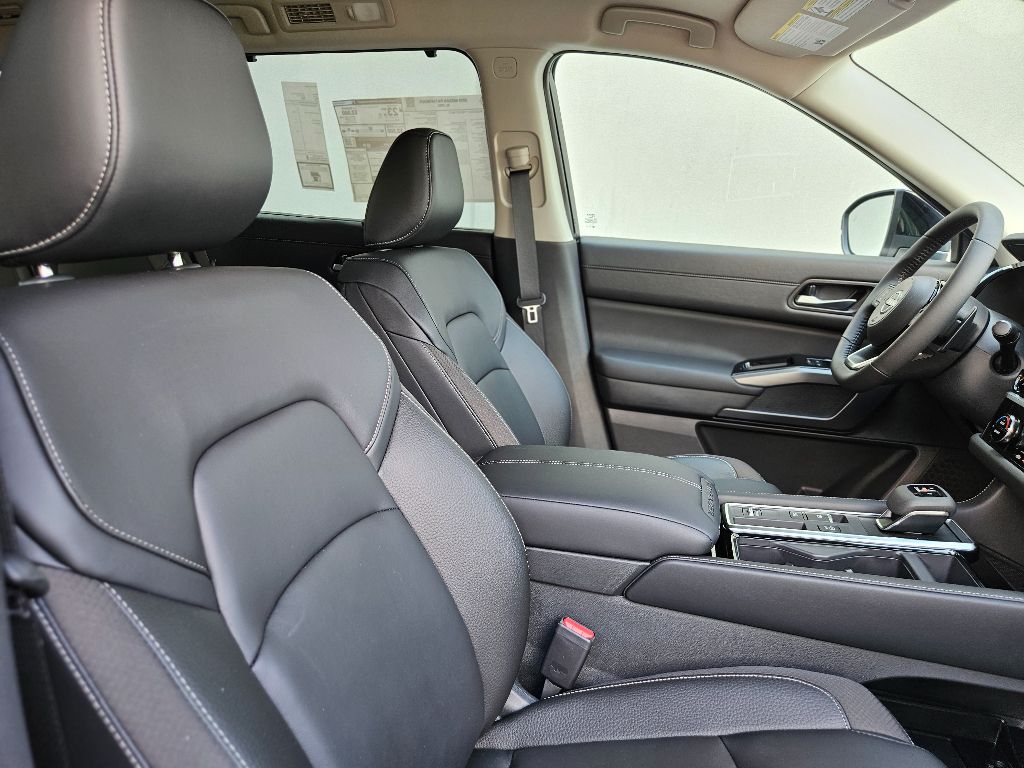 2025 Nissan Pathfinder SL photo 8