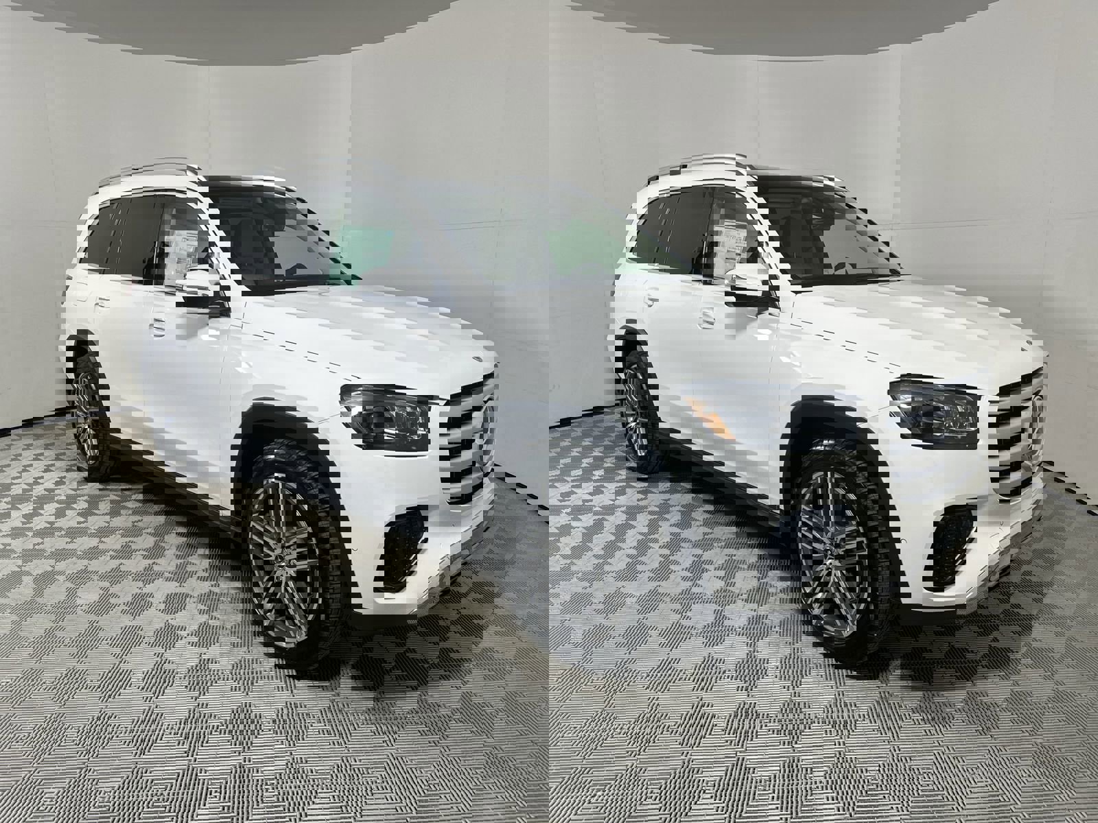 2025 Mercedes Benz GLS 450 4MATIC photo 2