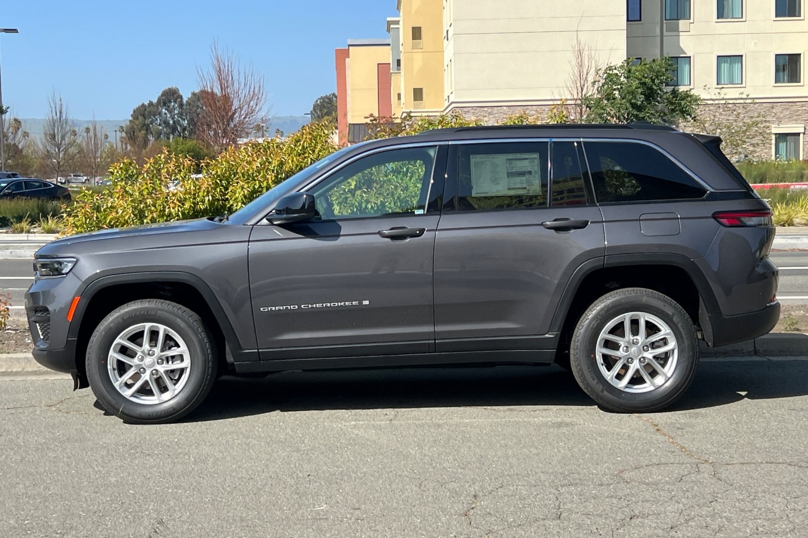 2025 Jeep Grand Cherokee Laredo X photo 6