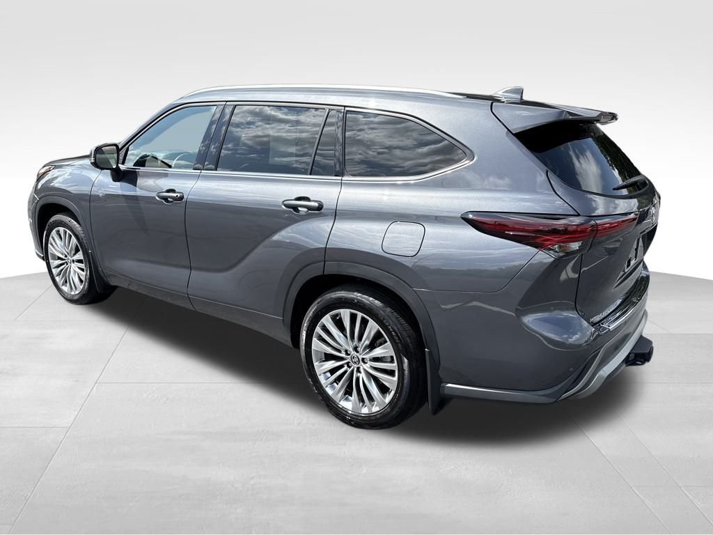 2024 Toyota Highlander Platinum photo 3