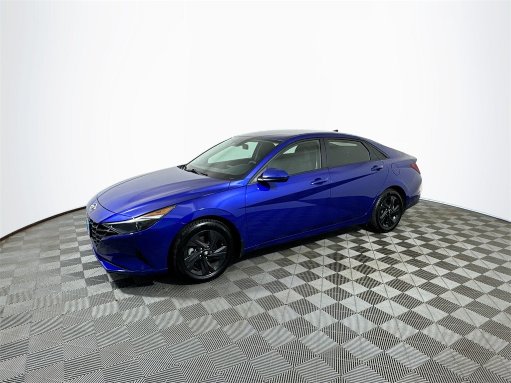 2022 Hyundai Elantra SEL photo 2