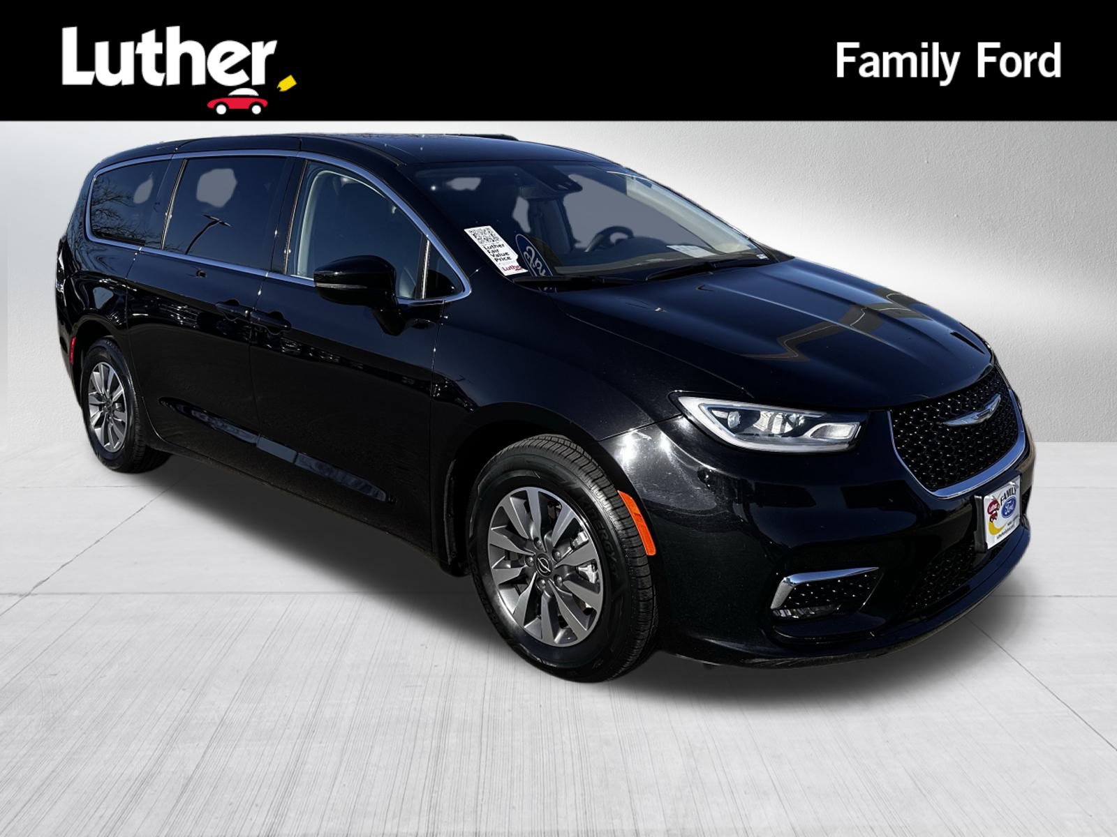 2024 Chrysler Pacifica PHEV Select's photo