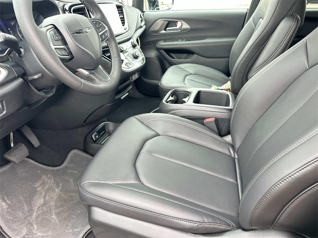 2025 Chrysler Pacifica photo 12