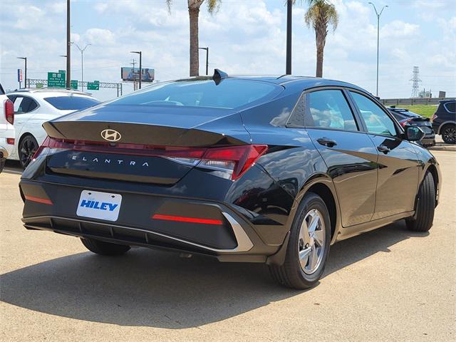 2025 Hyundai Elantra SE photo 4