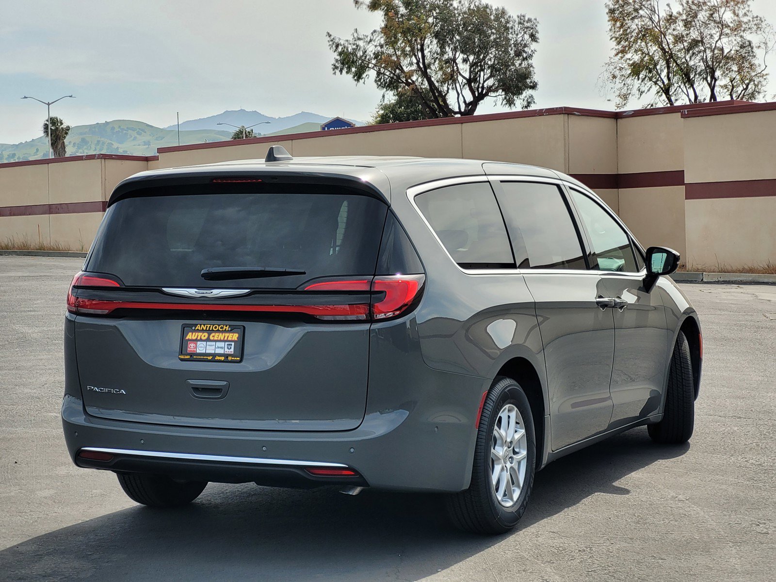 2025 Chrysler Pacifica photo 3