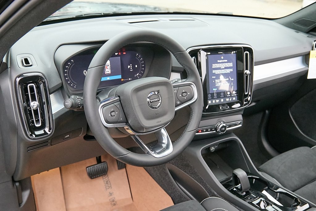 2026 VOLVO XC40 - Image 13