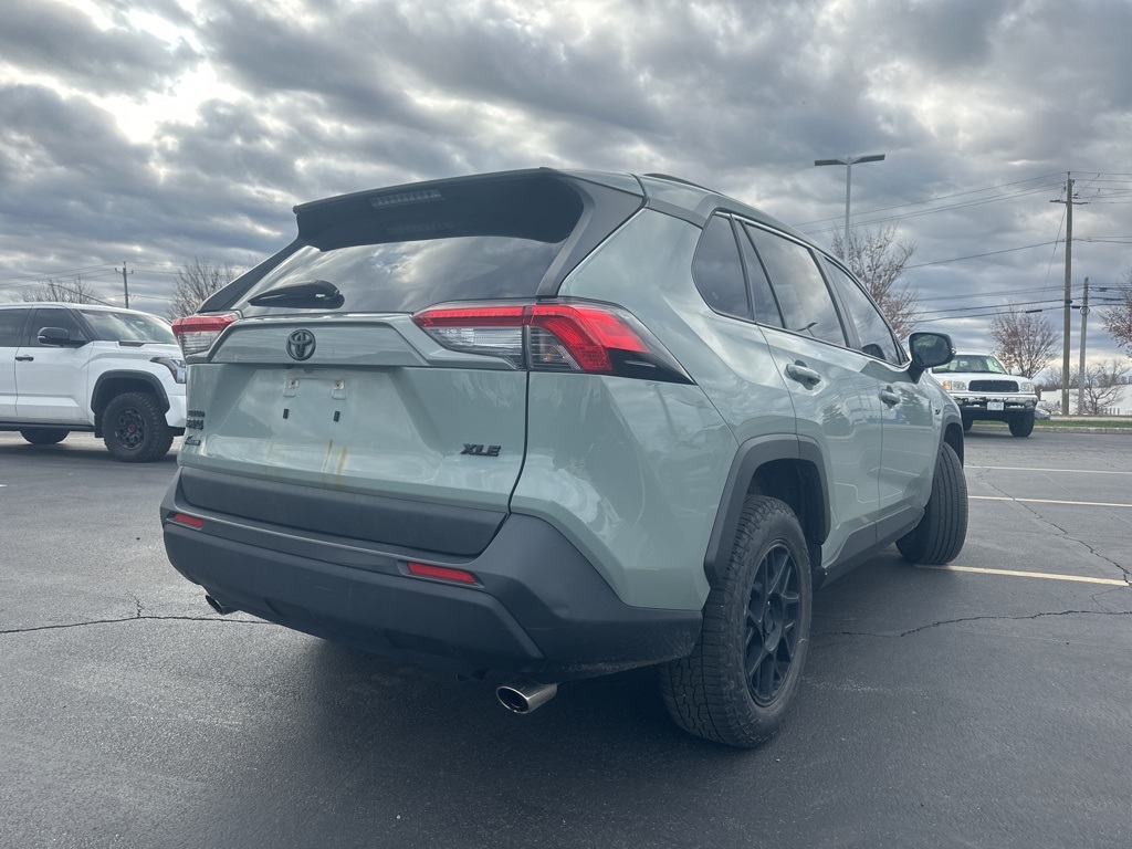 2022 Toyota RAV4 XLE photo 2