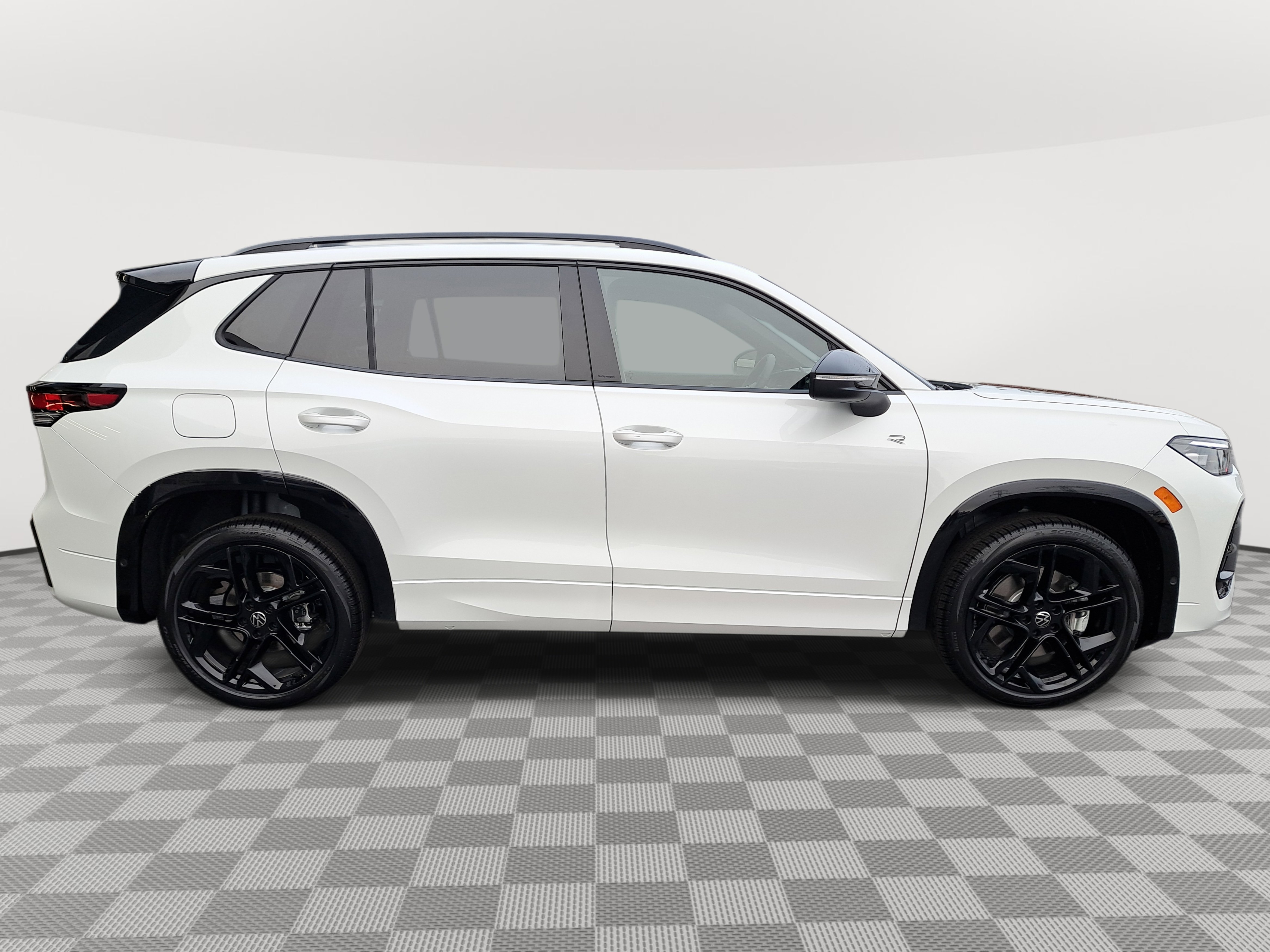 2025 Volkswagen Tiguan SE R-Line Black photo 4