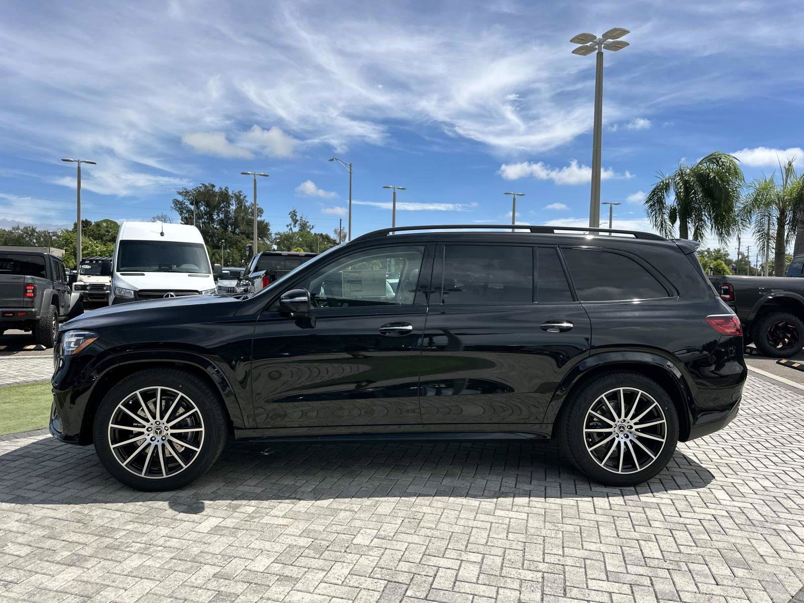 2026 Mercedes Benz GLS 450 4MATIC photo 4