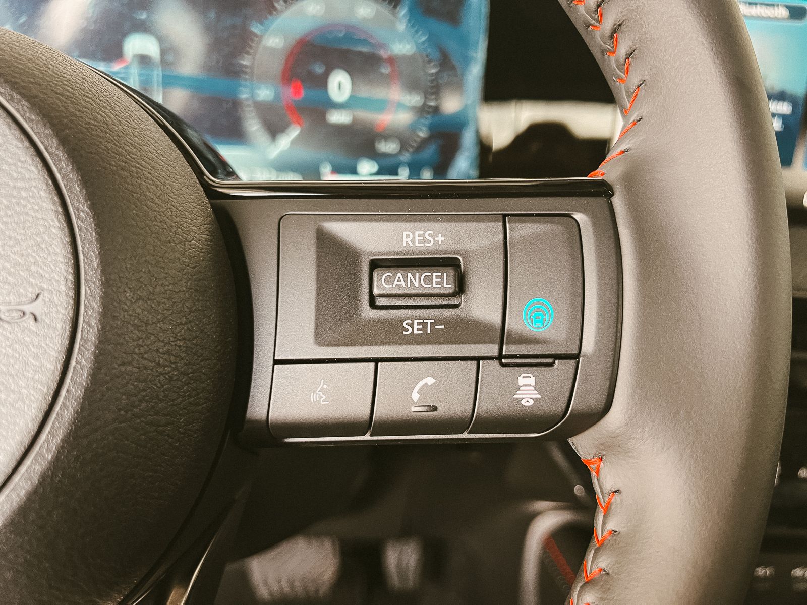 2026 Nissan Kicks SR photo 18