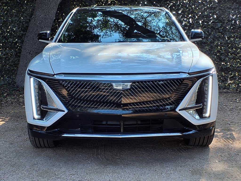 2024 Cadillac Lyriq Luxury photo 2