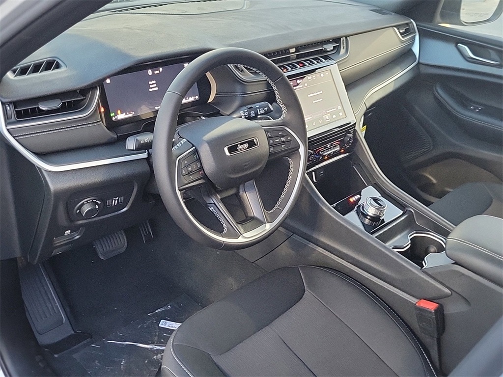 2025 Jeep Grand Cherokee Laredo photo 16