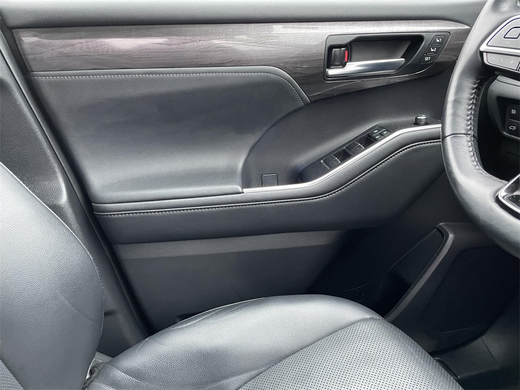 2022 Toyota Highlander Platinum photo 17