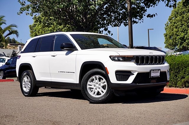 New 2024 Bright White Clear-Coat Exterior Paint Jeep Laredo image 2