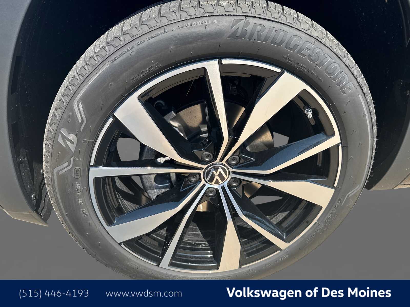2025 Volkswagen Atlas Cross Sport SEL Premium R-Line photo 5