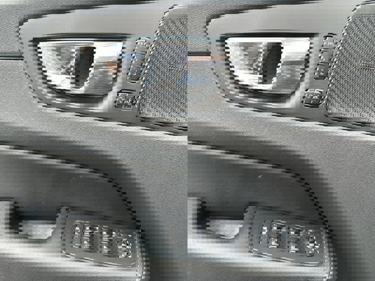 2022 Volvo XC60 B5 Inscription photo 24