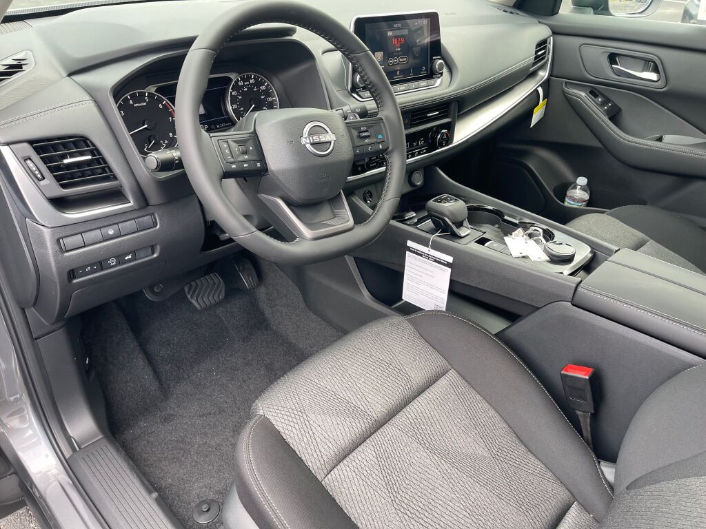 2026 Nissan Rogue SV photo 6