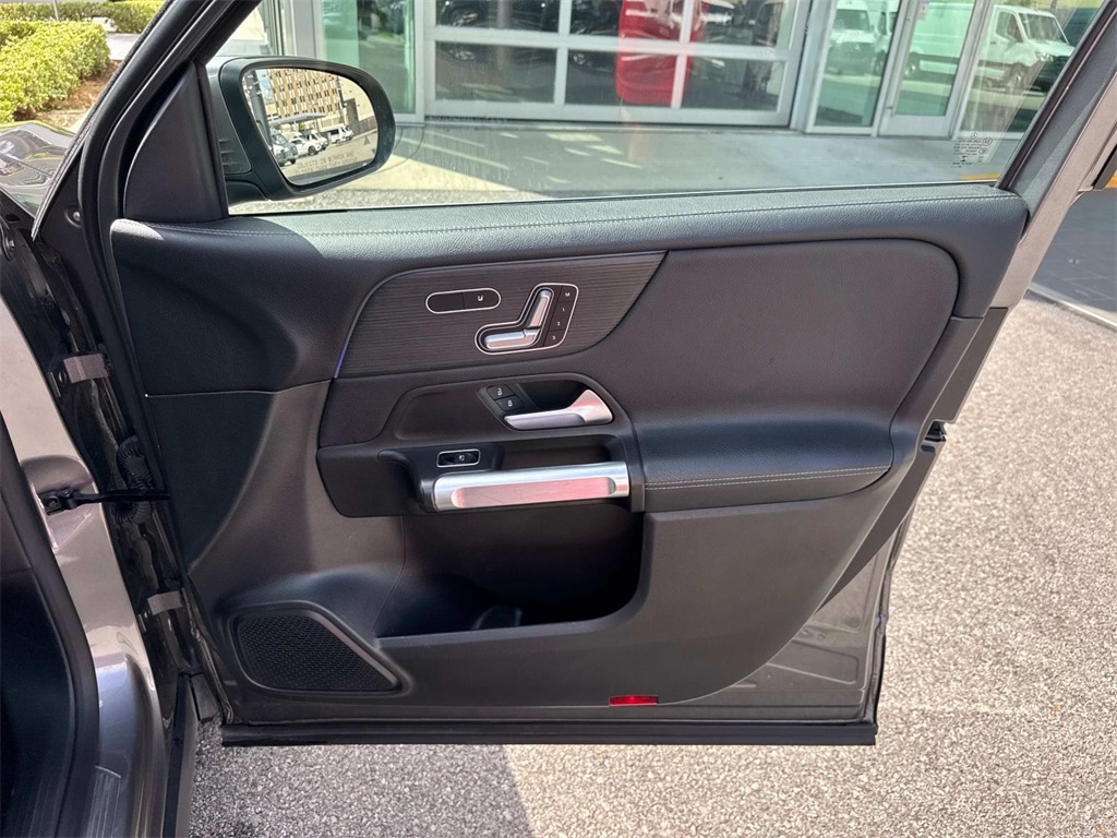 2021 Mercedes Benz GLB 250 photo 12