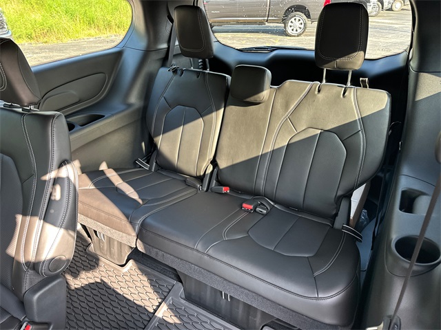 2025 Chrysler Pacifica photo 12