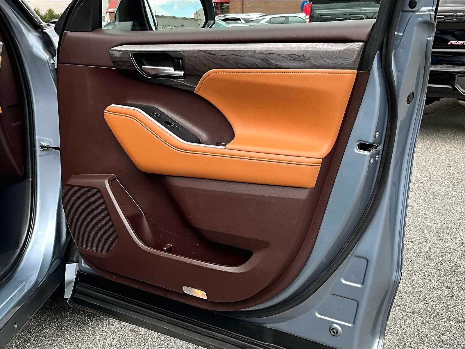 2021 Toyota Highlander Hybrid Platinum photo 12