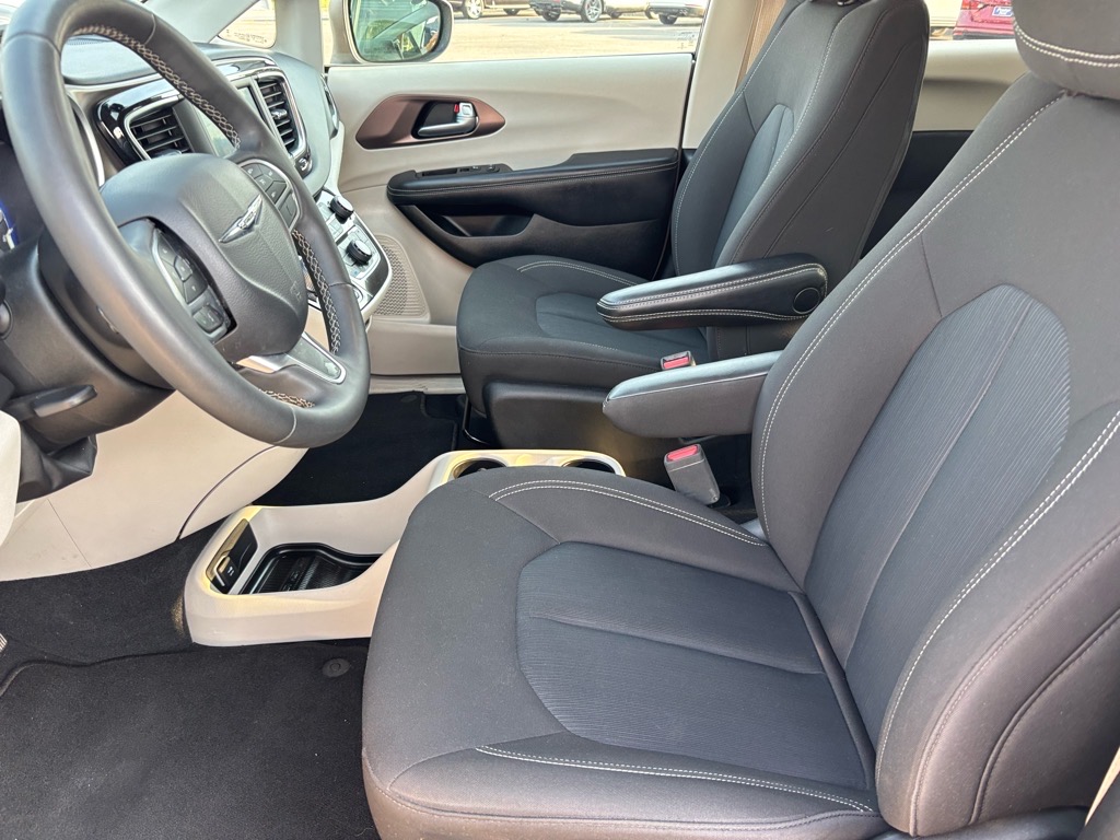2023 Chrysler Voyager LX photo 7