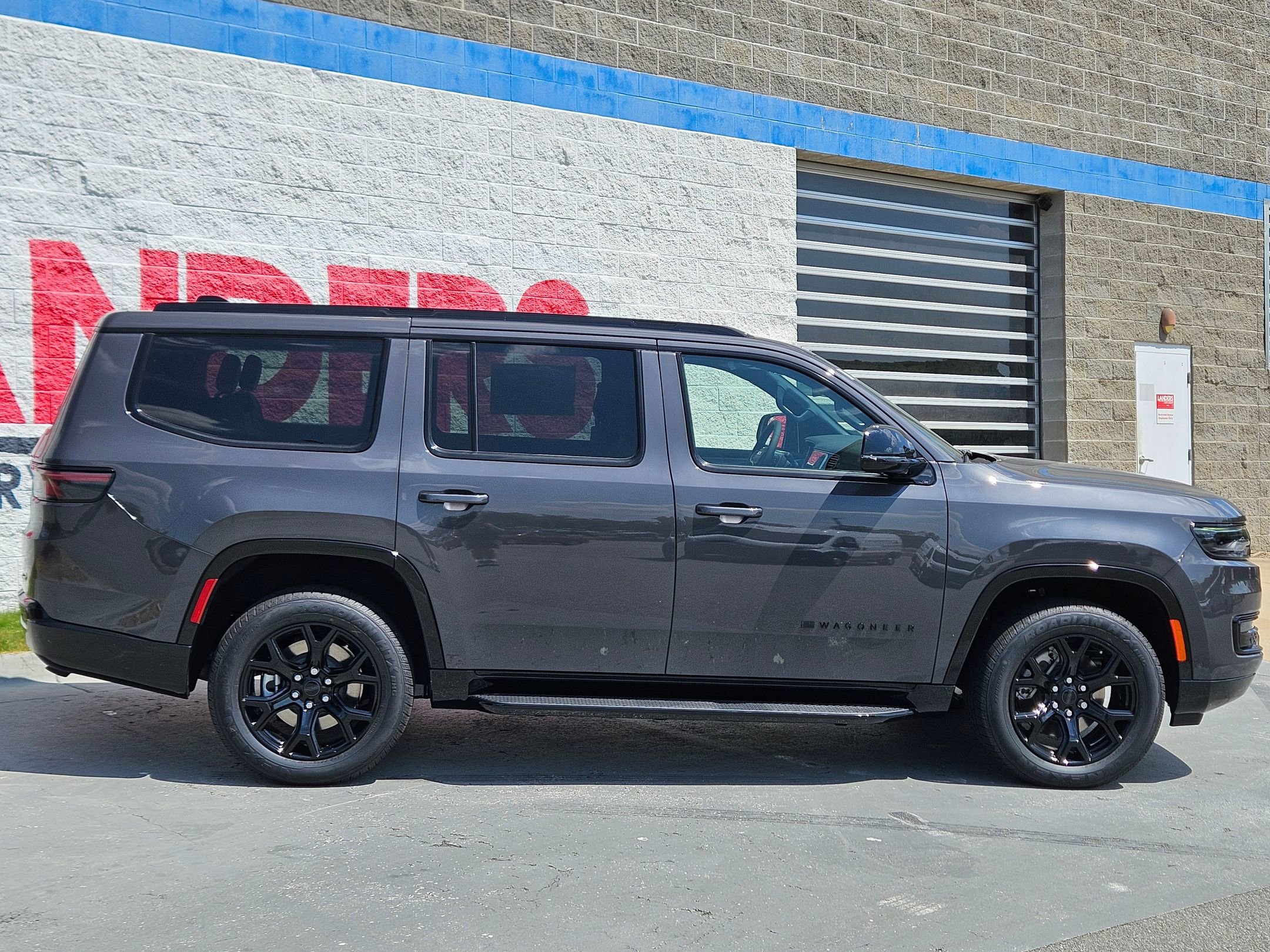 2025 Jeep Wagoneer Series II Carbide photo 4