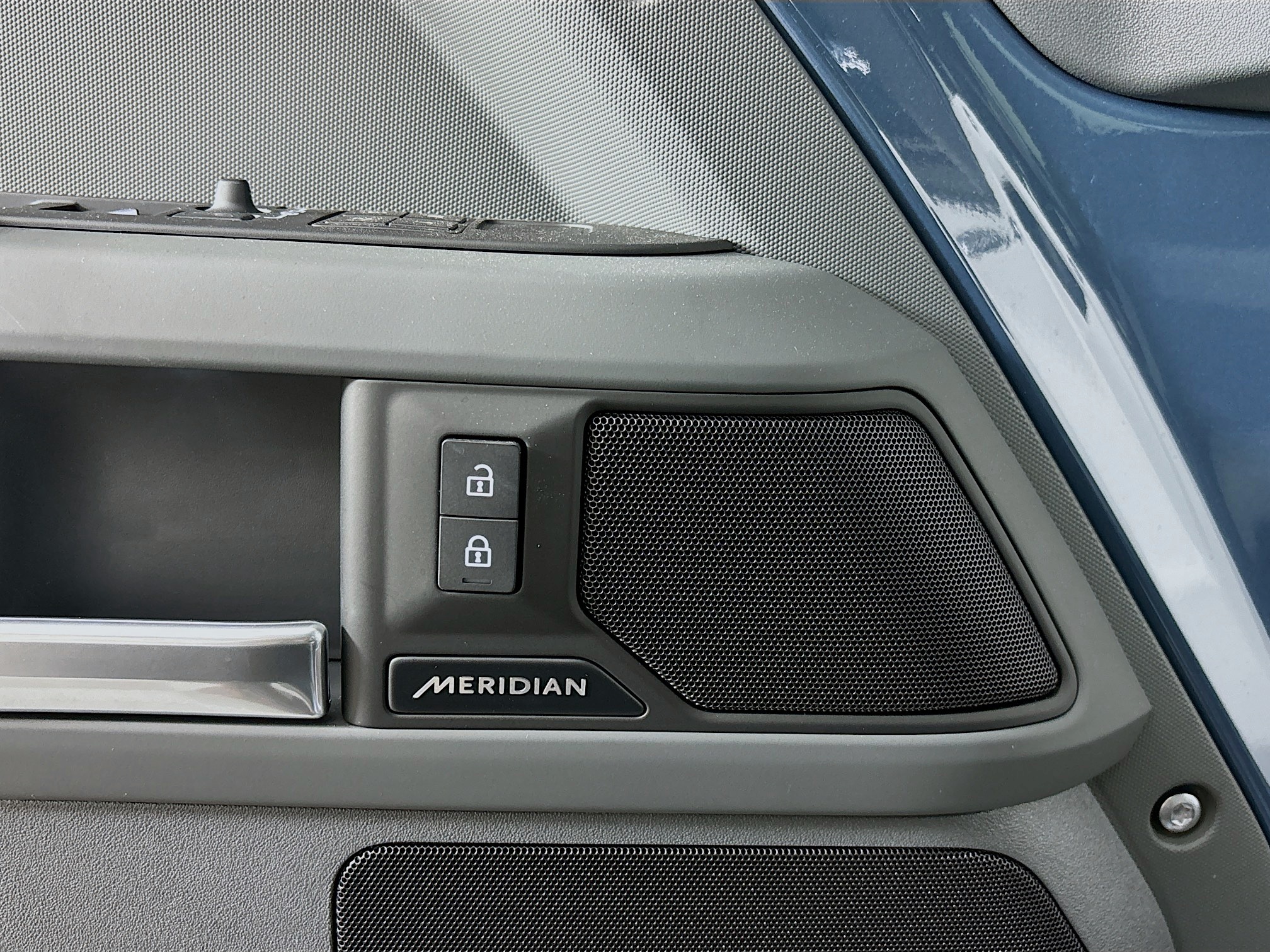 2025 Land Rover Defender 110 S photo 16